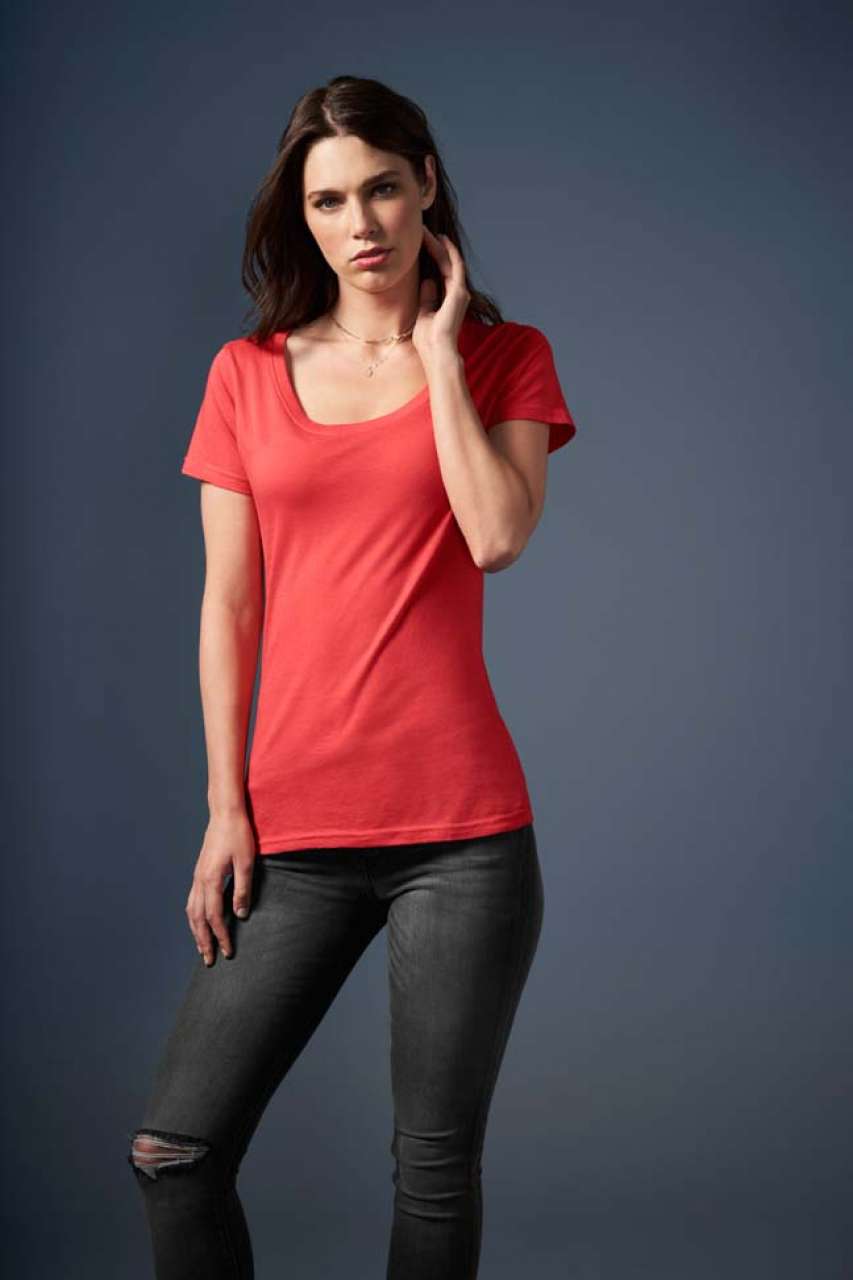 AN391 WOMEN’S FEATHERWEIGHT SCOOP TEE